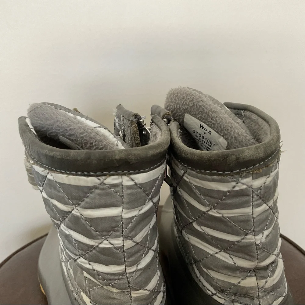 Sperry Saltwater Grey, White Striped Duck Boots Size 7 Women Waterproof Winter